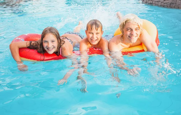Kinderen Hebben Plezier Het Buitenzwembad Jongen Meisje Zomervakantie Rechtenvrije Stockafbeeldingen