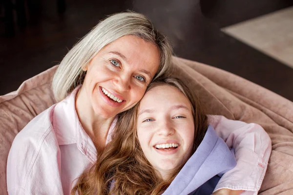 Ung Mor Chattar Med Tonårsdotter Eller Vänlig Barnflicka Och Tonårsflicka Stockbild