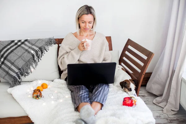 Charming Middle Aged Woman Spends Leisure Time Networks Computer Texting — Stock Photo, Image