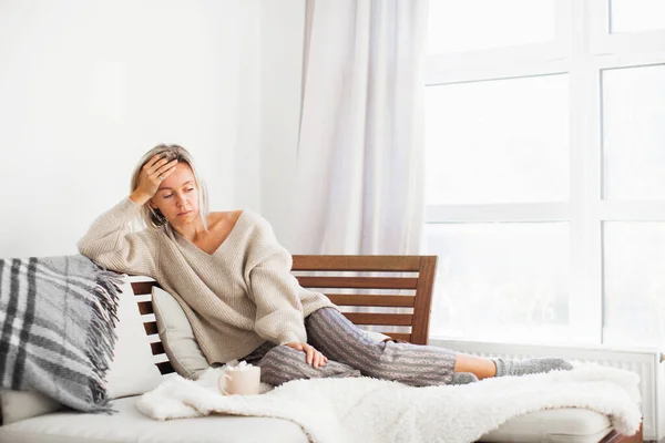 Depressieve Eenzame Ongelukkige Geestelijke Vrouw Zit Alleen Bank Voelen Stress — Stockfoto