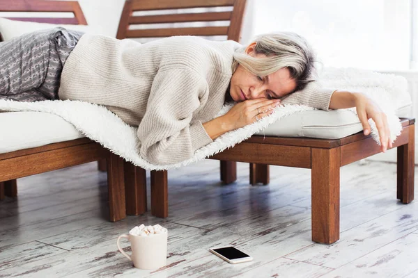 Porträt Einer Depressiven Frau Mittleren Alters Die Sich Nach Telefonanrufen — Stockfoto