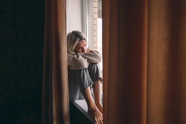 Mulher Anos Adulta Triste Pensativa Casa Depressão Inverno Transtorno Afetivo — Fotografia de Stock