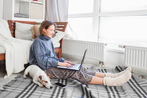 Relaxante Jovem Mulher Usando Laptop Sala Estar Trabalhando Projeto Line — Fotografia de Stock