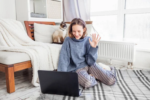 Begin Verre Les Jongedame Leerling Zit Thuis Bank Lachende Vrouwelijke — Stockfoto