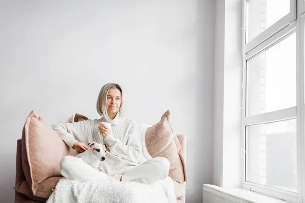 Relaxado Serena Mulher Adulta Bebendo Xícara Café Sofá Sala Estar — Fotografia de Stock