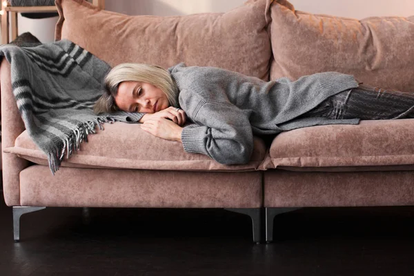 Een Gestresste Vrouw Van Middelbare Leeftijd Zit Bank Woonkamer Verzonken — Stockfoto