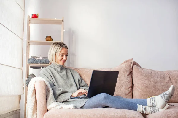 Happy Middle Aged Woman Using Her Laptop Sofa Cozy Home — Stock Photo, Image