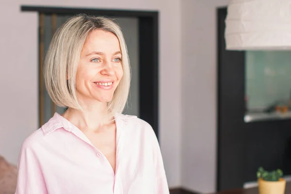 Bella Donna Bionda Mezza Età Con Sorriso Raggiante Seduta Divano — Foto Stock