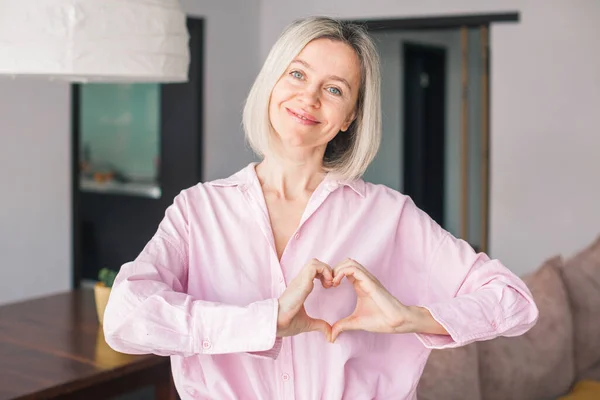 Attraente Donna Adulta Sorridente Innamorata Che Mostra Simbolo Del Cuore — Foto Stock