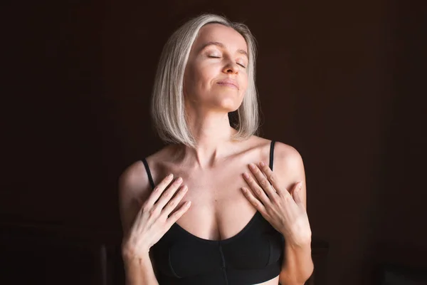 Mulher Meia Idade Calma Toca Sua Pele Gosta Seu Corpo — Fotografia de Stock