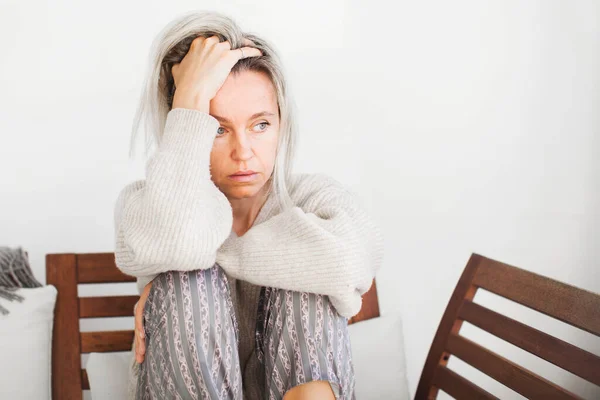 Mujer Mediana Edad Estresada Sentarse Sofá Sala Estar Perdido Pensamiento Fotos De Stock Sin Royalties Gratis