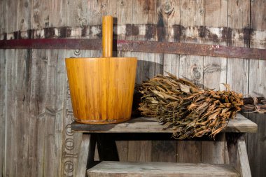 süpürge ile banyo varil