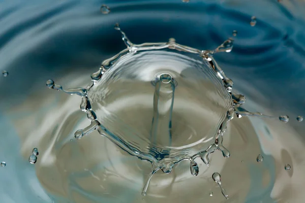 Waterdruppel vallen en botsen — Stockfoto