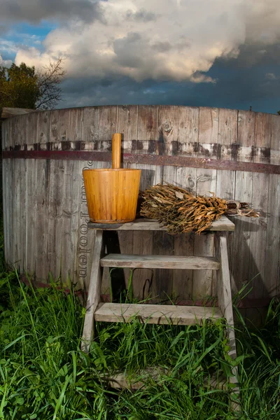 Badewanne mit Besen — Stockfoto