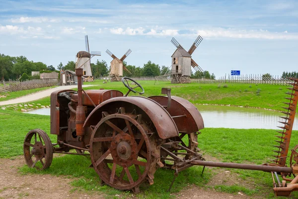 Viejo tractor y molinos de viento. Países Bajos —  Fotos de Stock