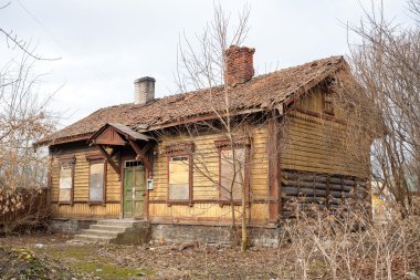 terk edilmiş evde
