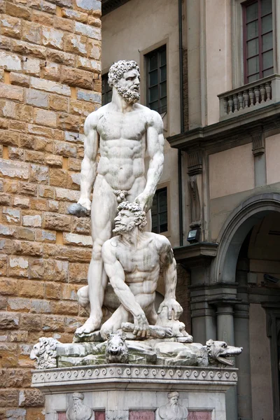 Статуя Геркулеса и Кака — стоковое фото