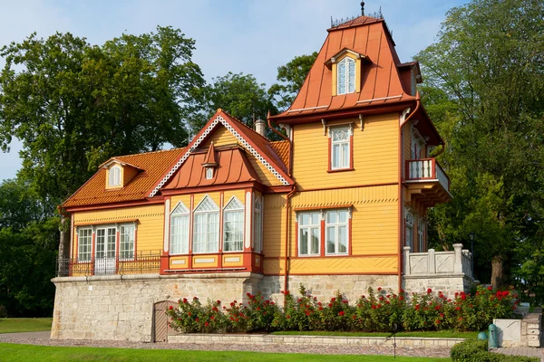 Maison en bois. Kuressaare, Estonie — Photo