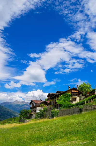 Casas em Aosta Valley. Alpes, Itália — Fotografia de Stock