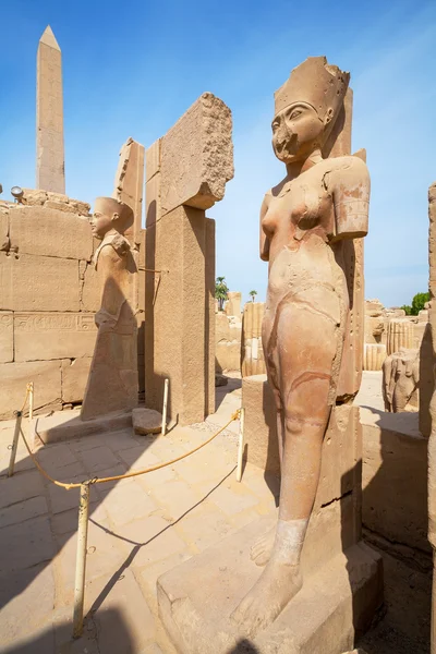 Statuen im Karnak Tempel. Luxor, Ägypten — Stockfoto