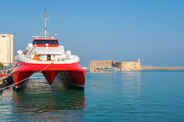 Catamaran ferry in port of Heraklion. Crete, Greece — Stock Photo, Image