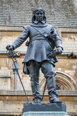 Parlamento binasının dışında Oliver Cromwell 'in heykeli. Londra, İngiltere