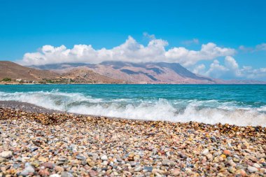 Mavi deniz manzarası ve Kissamos sahilinden Gramvousa yarımadası. Girit, Yunanistan. Seçici odak