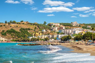 Kalyves köyündeki sahile bak. Girit, Yunanistan