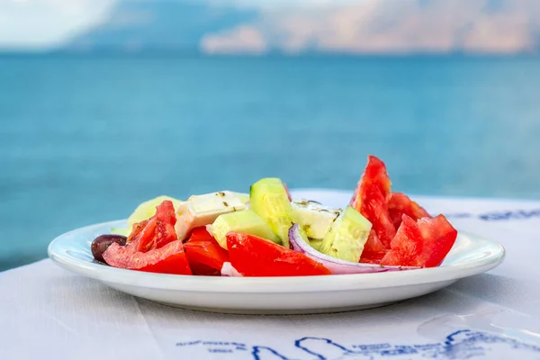Παραδοσιακή Ελληνική Σαλάτα Ένα Τραπέζι Στην Παραλιακή Ταβέρνα Κρήτη Ελλάδα — Φωτογραφία Αρχείου