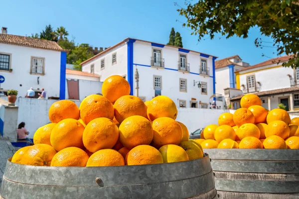 Hromada Zralých Pomerančů Dřevěných Sudech Obidos Okres Leiria Portugalsko Selektivní — Stock fotografie