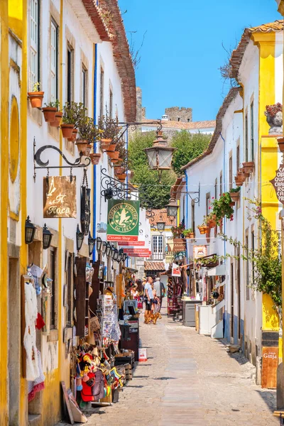Obidos Portugal September 2017 Toeristische Lopen Geplaveide Straat Van Middeleeuwse — Stockfoto