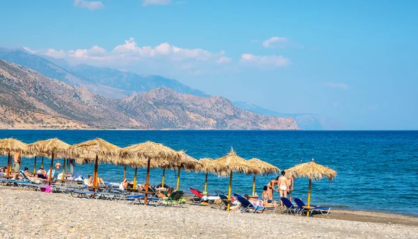 PALEOCHORA, CRETE, GREECE - 22 Temmuz 2021: Turistler Chalikia 'nın çakıl taşı plajında dinleniyor