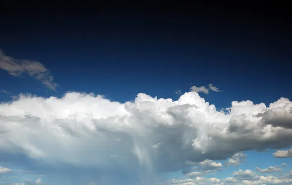 Bílé nadýchané mraky na modré obloze — Stock fotografie