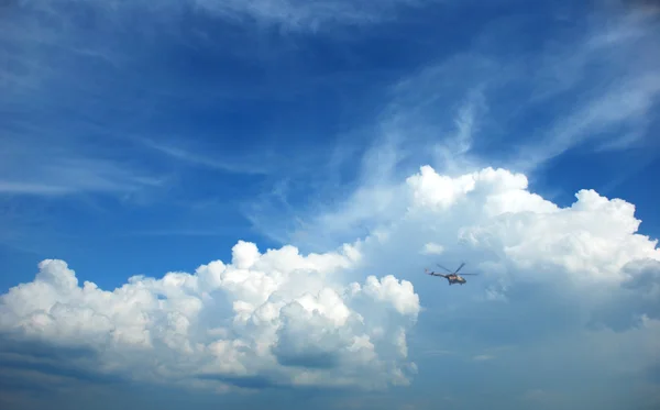 Helicóptero volando en las nubes — Foto de Stock