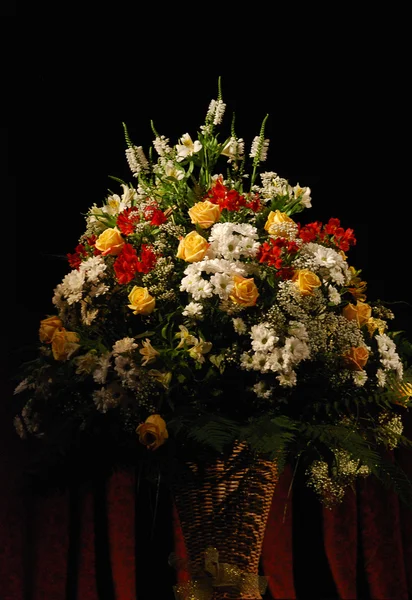 Korb mit Blumen — Stockfoto