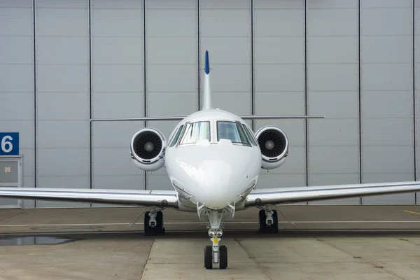 Privatjet im Hangar — Stockfoto