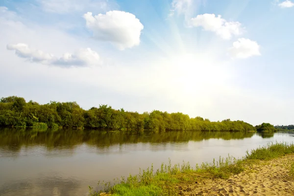 Idillyc rural riverside landscape — Stock Photo, Image