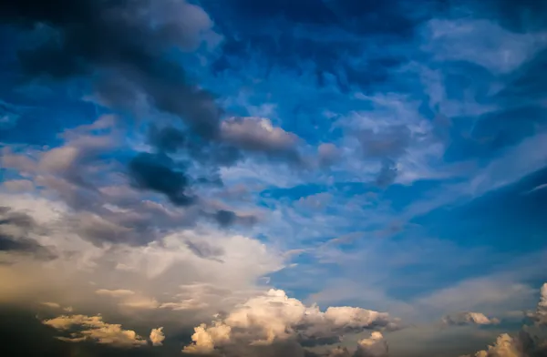 Dramatischer Himmel und Wolken bei Sonnenuntergang — Stockfoto