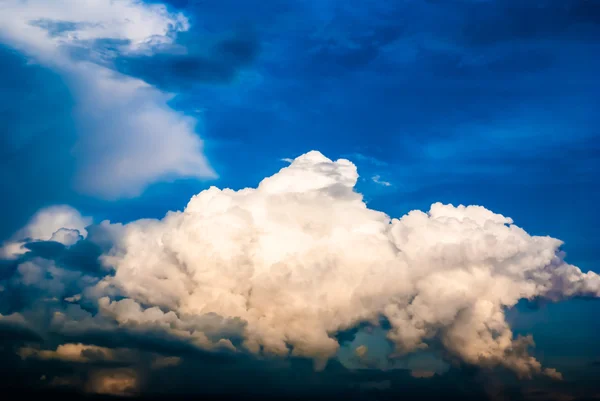 Ciel et nuages dramatiques au coucher du soleil — Photo