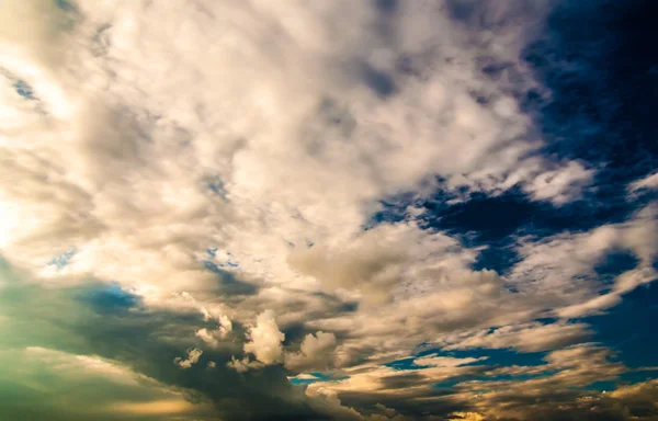 Cielo drammatico e nuvole al tramonto — Foto Stock