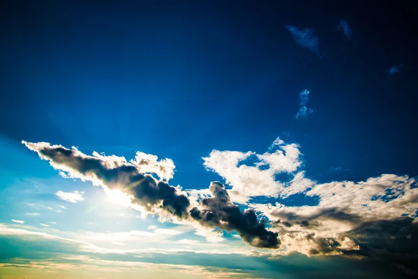 Dramatischer Himmel und Wolken bei Sonnenuntergang — Stockfoto