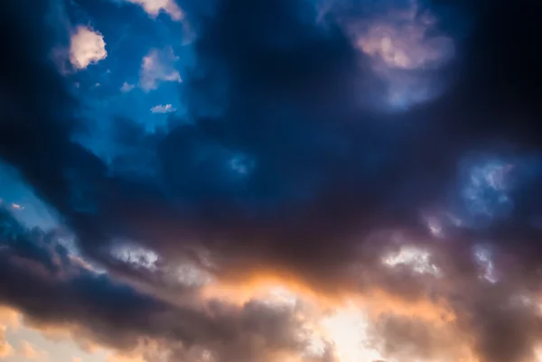 Färgglada dramatisk himmel — Stockfoto