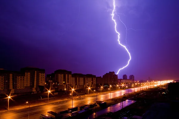 Relâmpago acima da cidade noite — Fotografia de Stock