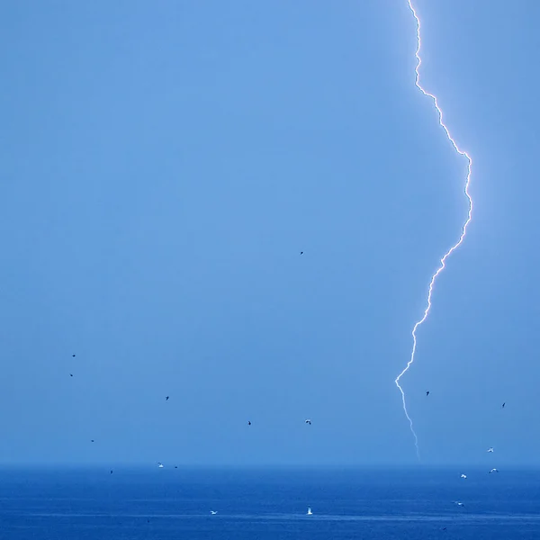 Bliksem en onweer boven zee — Stockfoto