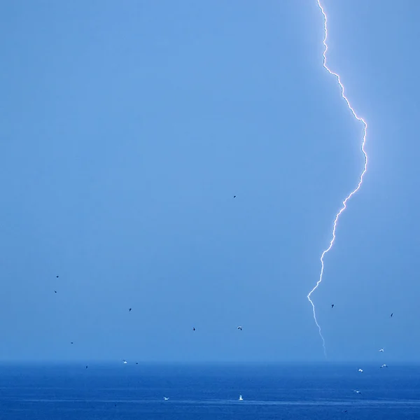 Relâmpago e trovoada acima do mar — Fotografia de Stock