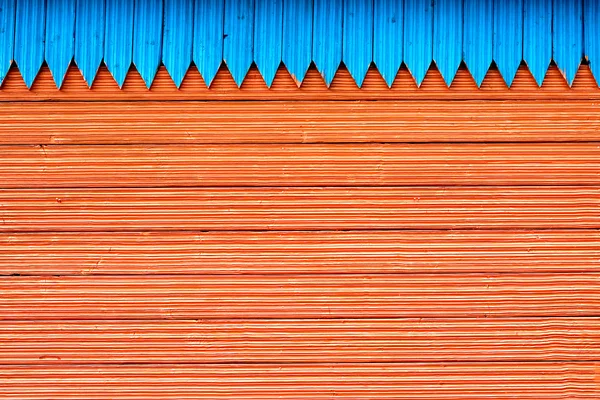 Composition avec structure bleue et rouge planches en bois — Photo