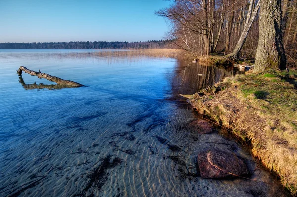 Jarní večer na modré jezero — Stock fotografie