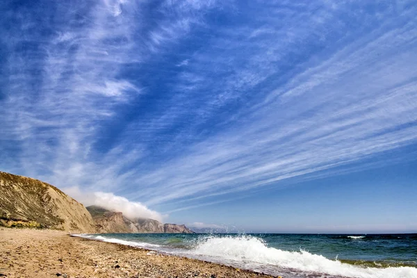 Dalgalar ve bulutlar deniz manzara — Stok fotoğraf