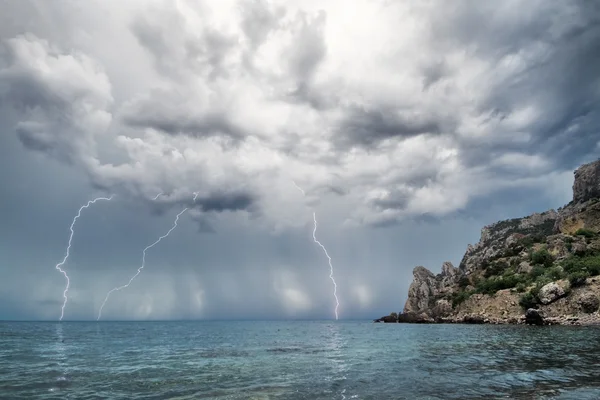 Bliksem en onweer boven zee — Stockfoto