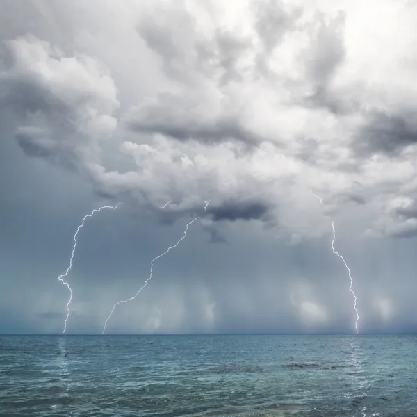 Rayos y tormentas eléctricas sobre el mar —  Fotos de Stock